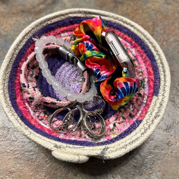 New. Hand-crafted Coiled Rope Basket in Purples and Pinks. - Picture 4 of 4